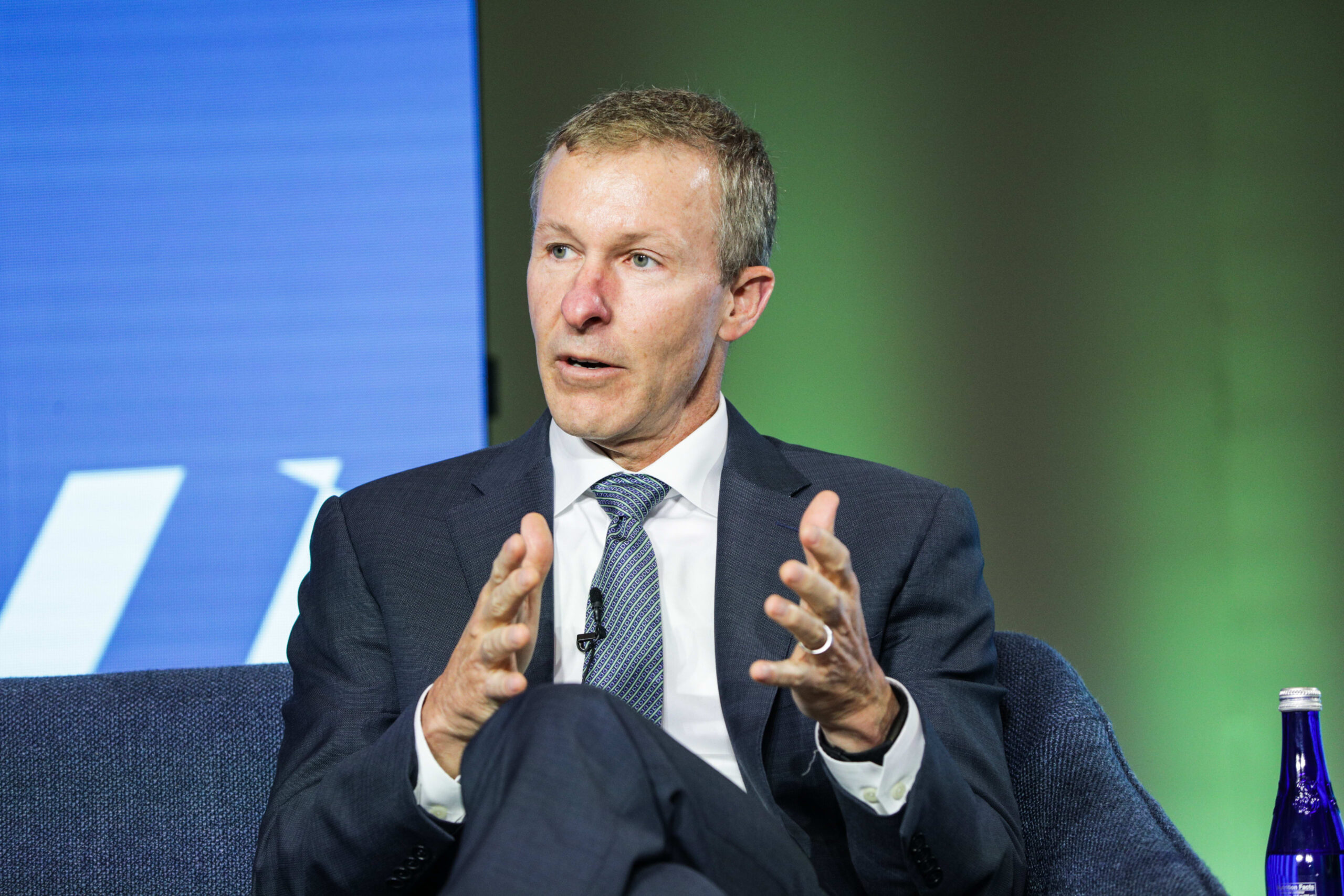 United Airlines CEO Condemns Government Shutdown as Economic Threat