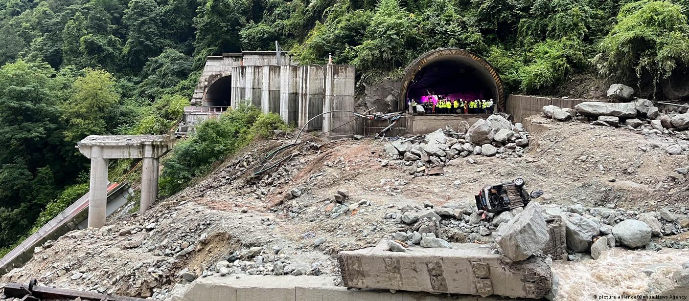 Massive Hongqi Bridge in Sichuan Partially Collapses Amid Slope Instability Concerns
