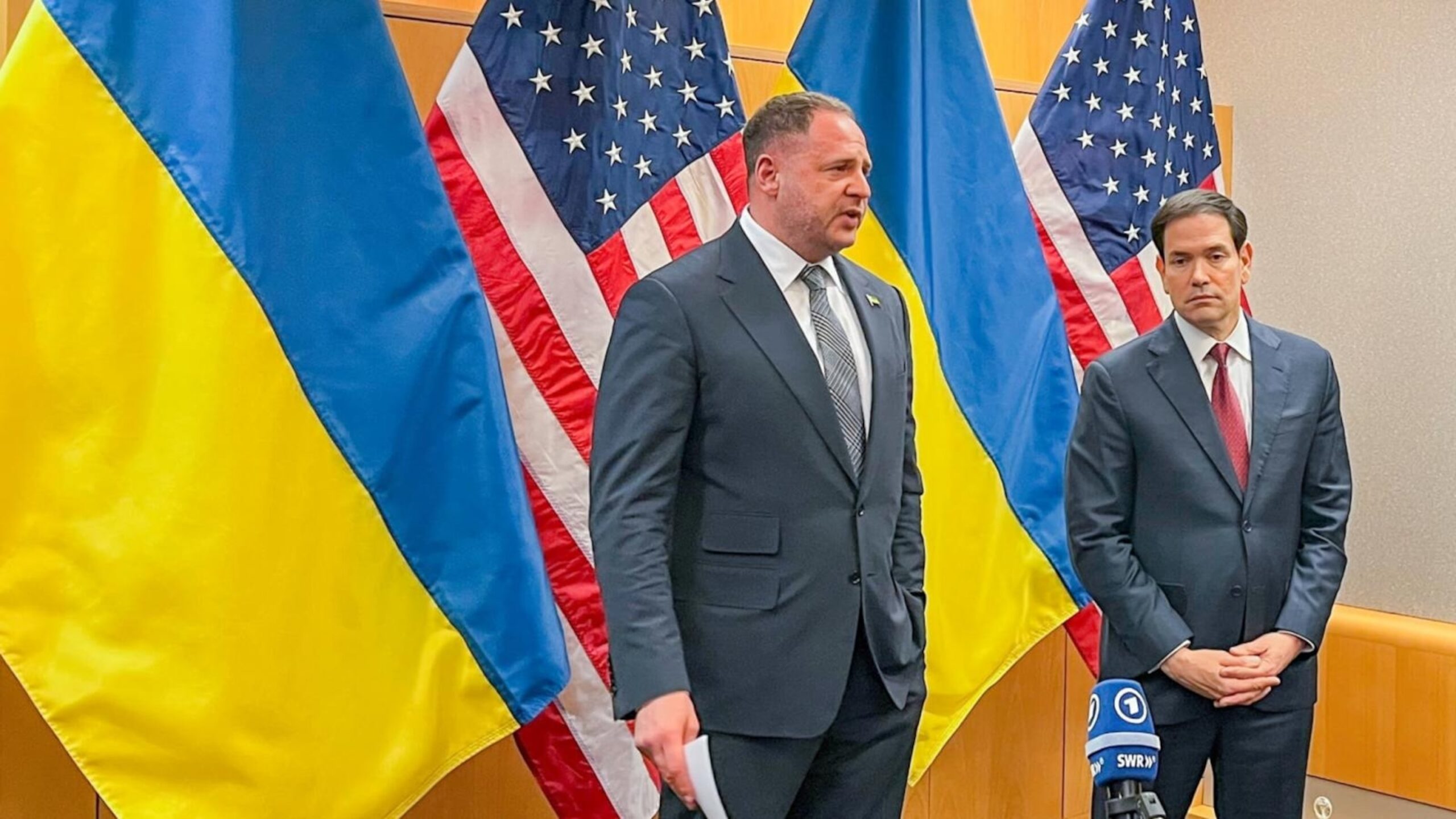 US Official Urges Ukraine to Accept Peace Deal as Battlefield Disarray Looms