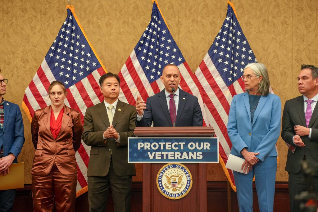 Jeffries Defends “Maximum Warfare” Threat Against GOP, Calls Leavitt a “Disgrace”