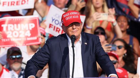 Trump Turns Protester Removal Into 2-Minute Comedy Set at Youngstown Rally
